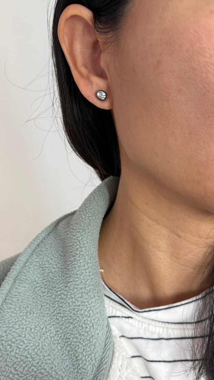 Tahitian Keshi studs - Organic medium gray