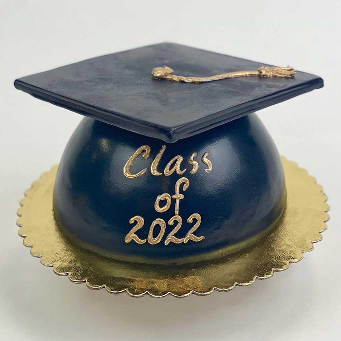 Black Grad Cap Cake featuring a golden tassel, gold base, and a โClass of 2022โ message in gold
