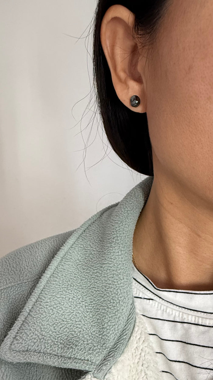 Tahitian Keshi studs - Organic dark gray