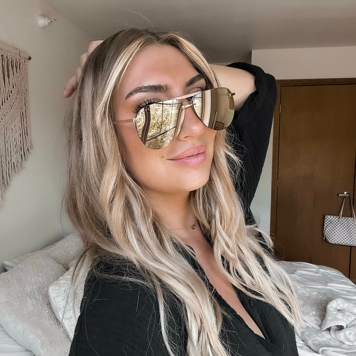 Tiktok influencer wearing Diff women's sunglasses Tahoe in rose gold and cherry blossom mirror lens.