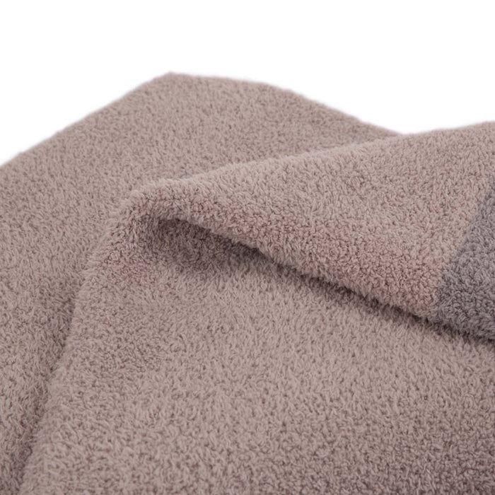 60"L*50"W Knitted Polyester Feather Yarn Tricolor Throw Blanket 965g