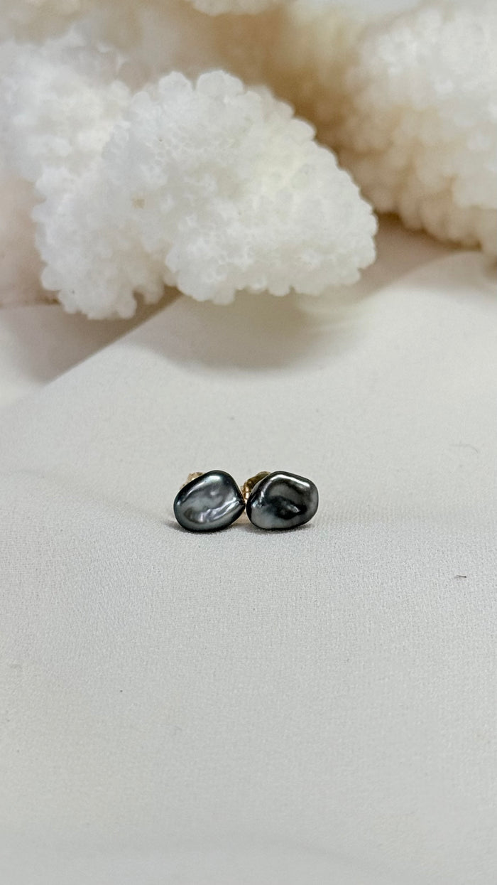 Tahitian Keshi studs - Organic medium gray