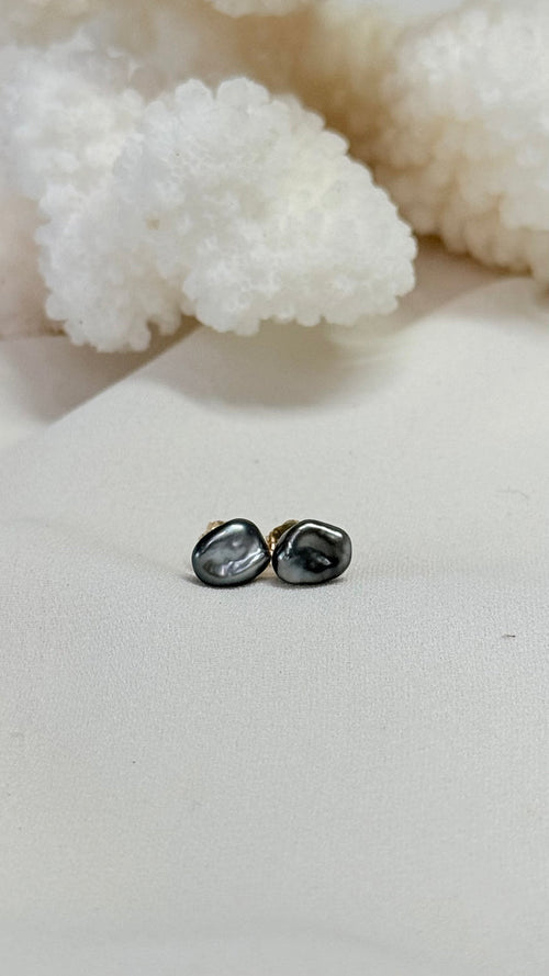 Tahitian Keshi studs - Organic medium gray