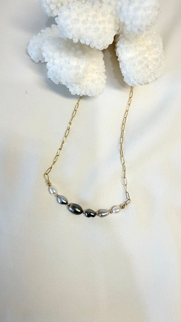 Ombre Tahitian 7 keshi bar necklace
