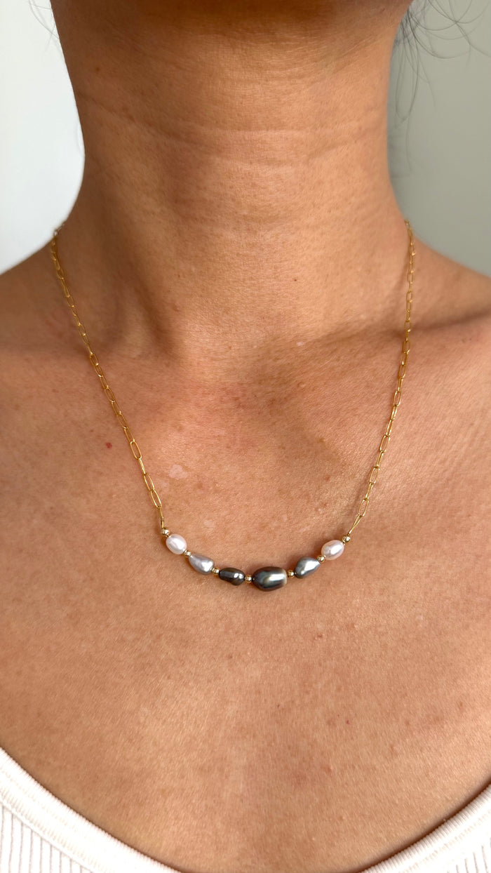 Ombre Tahitian 7 keshi bar necklace