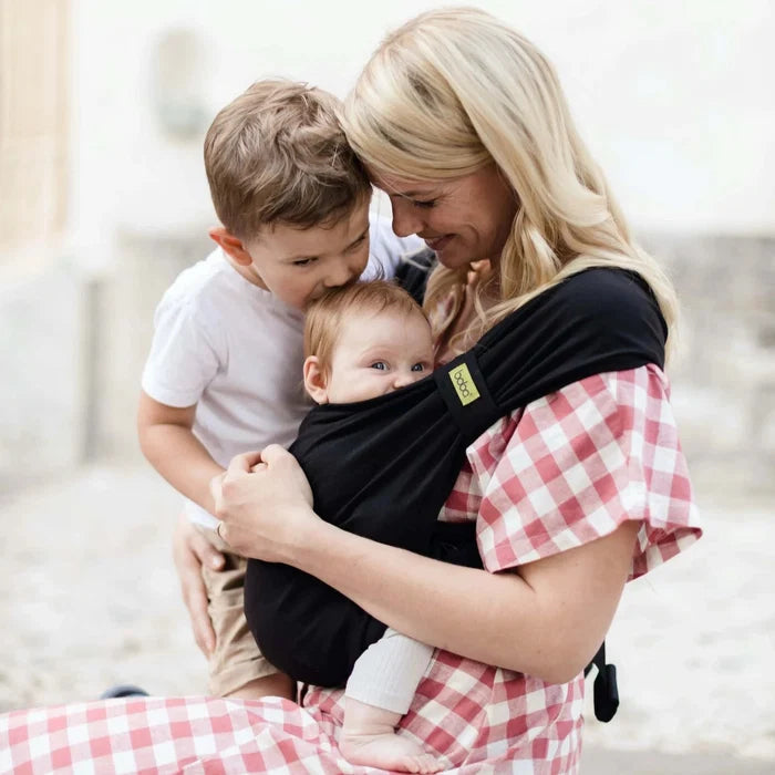 This effortless hybrid baby carrier is an ideal choice for all parents looking for a simple and convenient carrier for babies from birth to 18 months (7-35 lb or 3.2-16 kg)! Black