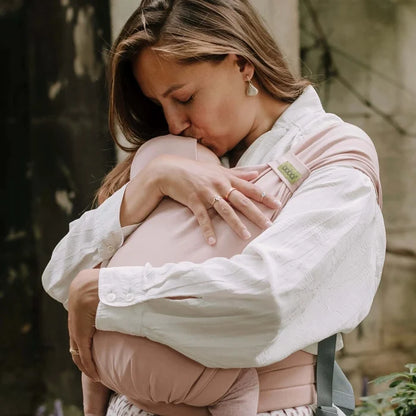 This effortless hybrid baby carrier is an ideal choice for all parents looking for a simple and convenient carrier for babies from birth to 18 months (7-35 lb or 3.2-16 kg)! Bloom