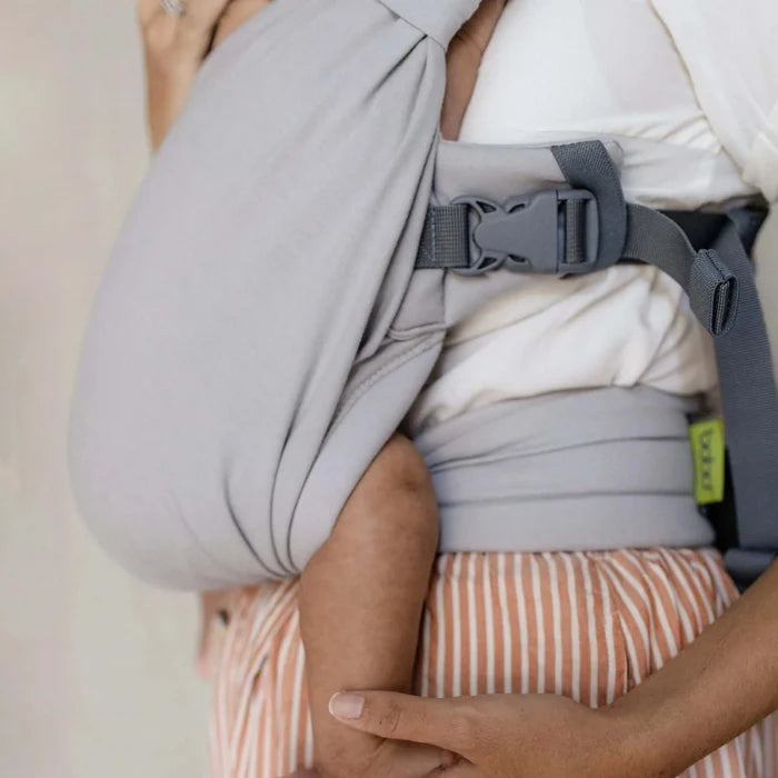 This effortless hybrid baby carrier is an ideal choice for all parents looking for a simple and convenient carrier for babies from birth to 18 months (7-35 lb or 3.2-16 kg)! Gray