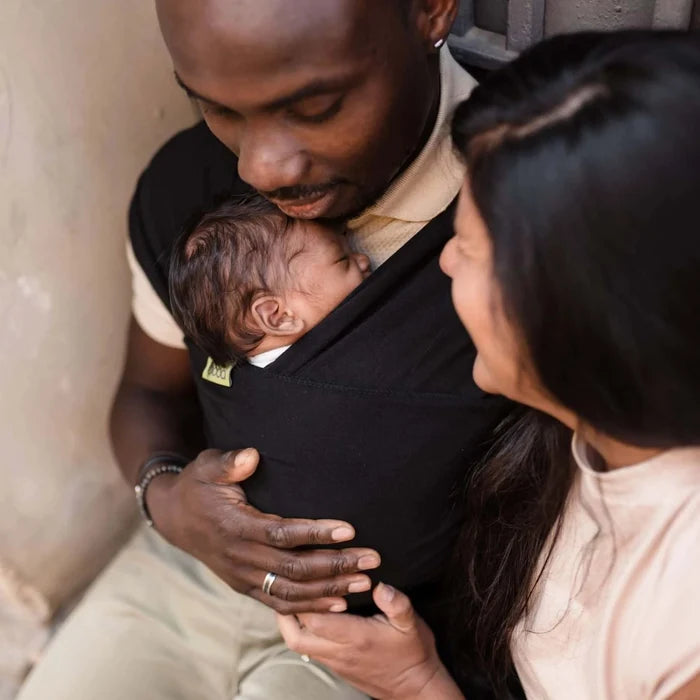 A Boba Classic Baby Wrap, made from a soft 95% French Terry cotton blend and 5% Spandex. Ergonomic, award-winning design fits babies from 7 Ibs to 35 Ibs, best up to 20 Ibs. Machine washable, dryer friendly, and certified hip-healthy. Black