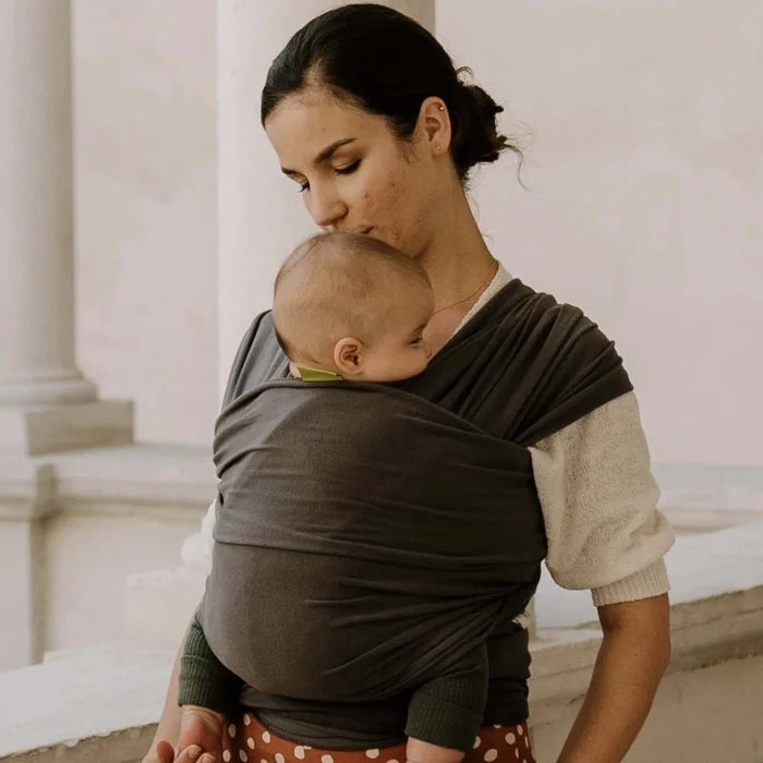 A Boba Classic Baby Wrap, made from a soft 95% French Terry cotton blend and 5% Spandex. Ergonomic, award-winning design fits babies from 7 Ibs to 35 Ibs, best up to 20 Ibs. Machine washable, dryer friendly, and certified hip-healthy. Organic Dark Gray