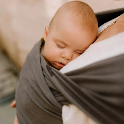 A Boba Classic Baby Wrap, made from a soft 95% French Terry cotton blend and 5% Spandex. Ergonomic, award-winning design fits babies from 7 Ibs to 35 Ibs, best up to 20 Ibs. Machine washable, dryer friendly, and certified hip-healthy. Organic Dark Gray