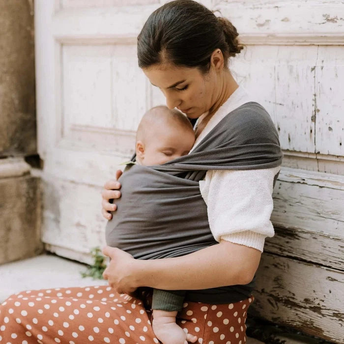 A Boba Classic Baby Wrap, made from a soft 95% French Terry cotton blend and 5% Spandex. Ergonomic, award-winning design fits babies from 7 Ibs to 35 Ibs, best up to 20 Ibs. Machine washable, dryer friendly, and certified hip-healthy. Organic Dark Gray