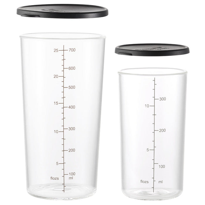 Das Unold ESGE-Zauberstab Becherset-Glas umfasst zwei klare, zylindrische Glasbehälter mit schwarzem Deckel und Maßangaben in ml und fl oz – einer fasst 700 ml und der andere 300 ml.