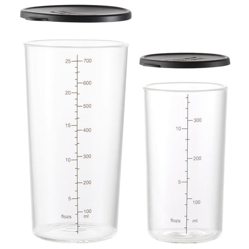 Das Unold ESGE-Zauberstab Becherset-Glas umfasst zwei klare, zylindrische Glasbehälter mit schwarzem Deckel und Maßangaben in ml und fl oz – einer fasst 700 ml und der andere 300 ml.