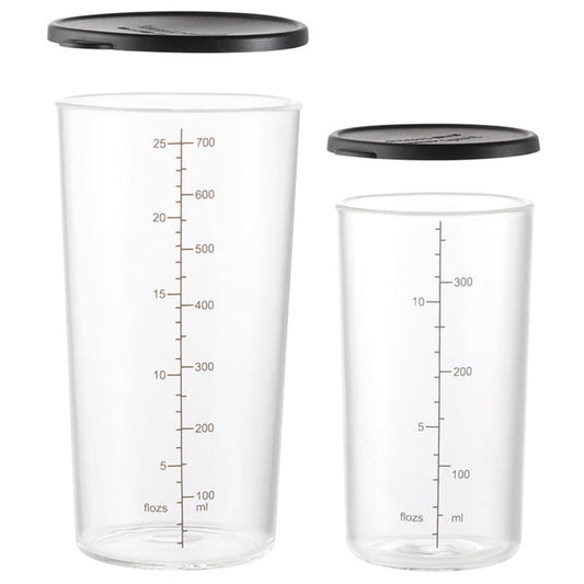 Das Unold ESGE-Zauberstab Becherset-Glas umfasst zwei klare, zylindrische Glasbehälter mit schwarzem Deckel und Maßangaben in ml und fl oz – einer fasst 700 ml und der andere 300 ml.