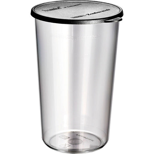 Der ESGE Zauberstab Mixbecher mit Deckel 600 ml ist ein durchsichtiger, zylindrischer Kunststoffbecher mit Messmarkierungen und einem eng anliegenden schwarzen Deckel, entworfen von ESGE Zauberstab mit einer etwas breiteren Oberseite.