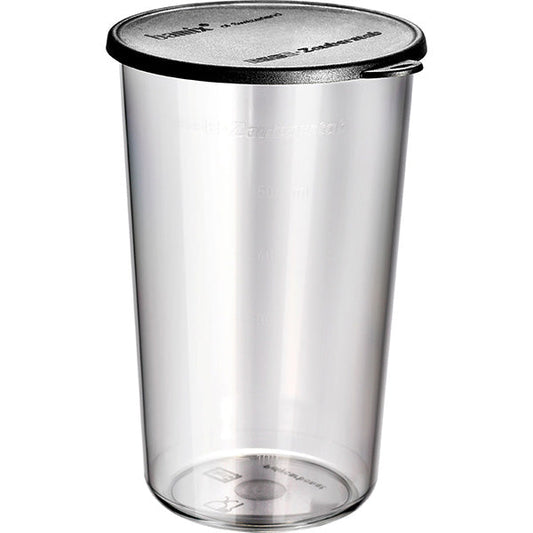 Der ESGE Zauberstab Mixbecher mit Deckel 600 ml ist ein durchsichtiger, zylindrischer Kunststoffbecher mit Messmarkierungen und einem eng anliegenden schwarzen Deckel, entworfen von ESGE Zauberstab mit einer etwas breiteren Oberseite.