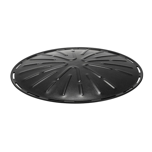 Die Unold Grillplatte für ASIA-GRILL 58543 + 58546 ist eine runde, schwarze Metallplatte mit Schlitzöffnungen und einer erhabenen, strukturierten Oberfläche, die zum Abdecken von Pfannen während des Kochens dient.