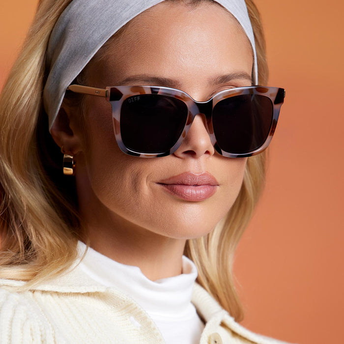 on model - blonde female wearing diff eyewear hailey square sunglasses with a cream tortoise frame and grey lenses