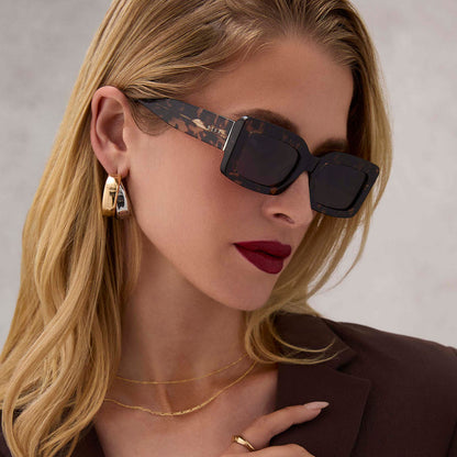 on model - female wearing diff eyewear indy rectangular sunglasses with a espresso tortoise acetate frame and grey lenses angled view