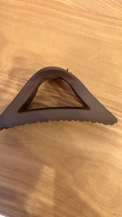 Large Triangle Matte Hair Claw