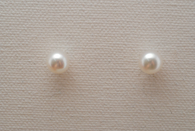 SIMPLE ROUND PEARL STUDS