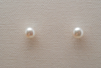 SIMPLE ROUND PEARL STUDS