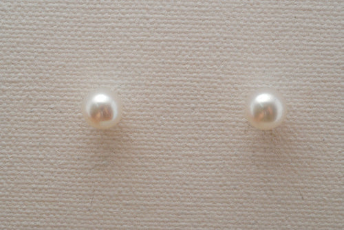 SIMPLE ROUND PEARL STUDS