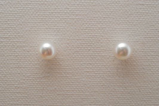 SIMPLE ROUND PEARL STUDS