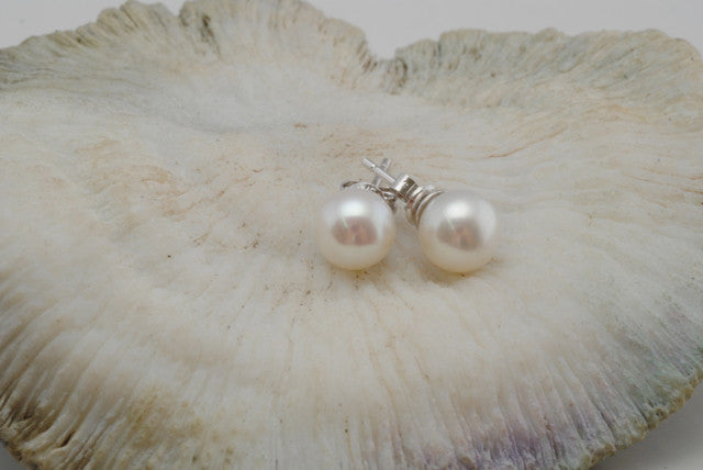 SIMPLE ROUND PEARL STUDS