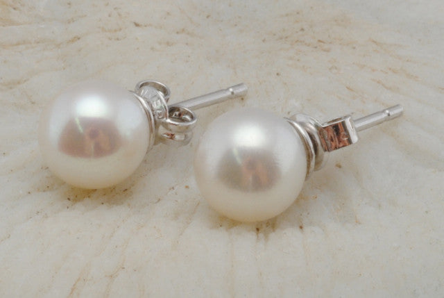 SIMPLE ROUND PEARL STUDS