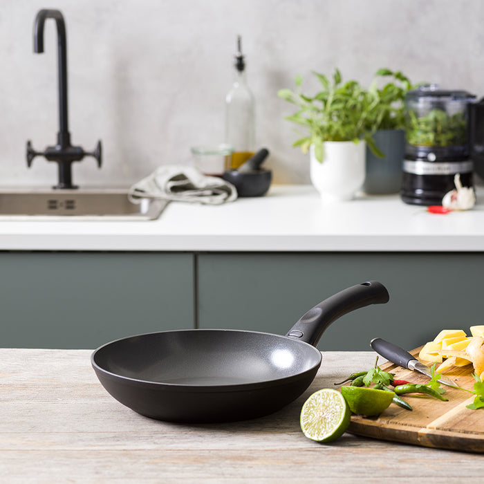 Thermo Induction koekenpan 28 cm zwart op keukenblad