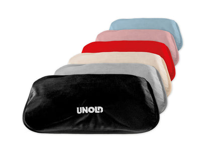 Fünf weiche, rechteckige Wärmi Elektrische Wärmflasche Pads von Unold in Schwarz, Grau, Beige, Rot und Hellblau sind gestapelt, wobei das schwarze Pad vorne das Unold-Logo zeigt.
