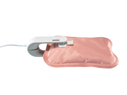 Die Unold Wärmi Elektrische Wärmflasche, ein rosa elektrisches Heizkissen, ist auf weißem Hintergrund mit einem weißen Controller und einem Netzkabel verbunden.