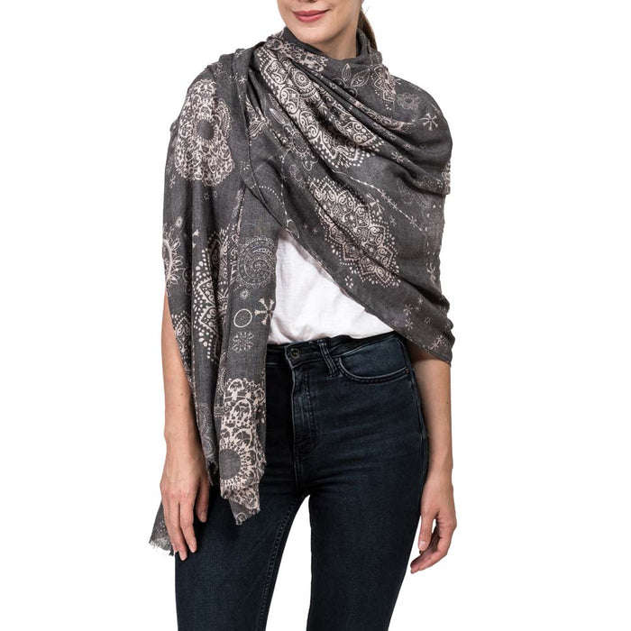 Women Gray Paisley Print Scarf with Fringes