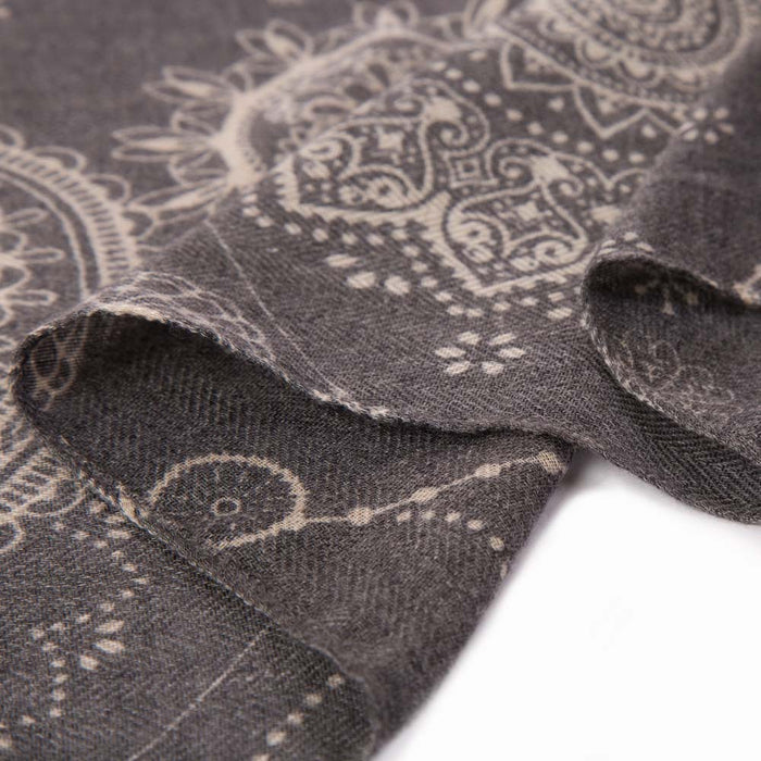 Women Gray Paisley Print Scarf with Fringes